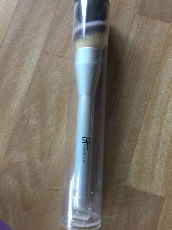 It Cosmetics Angled Foundation Brush