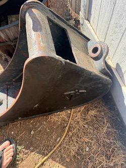 12” Heavy-Duty Excavator Trenching Bucket – 3 Tooth – Barely Used