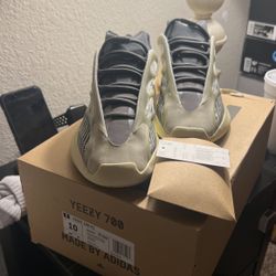 Yeezy 700 Fade Salt Size 10