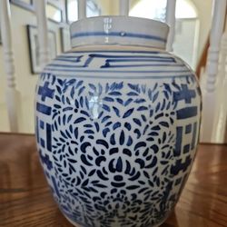 DOUBLE HAPPINESS BLUE AND WHITE PORCELAIN VINTAGE CHINOISERIE GINGER JAR W/LID