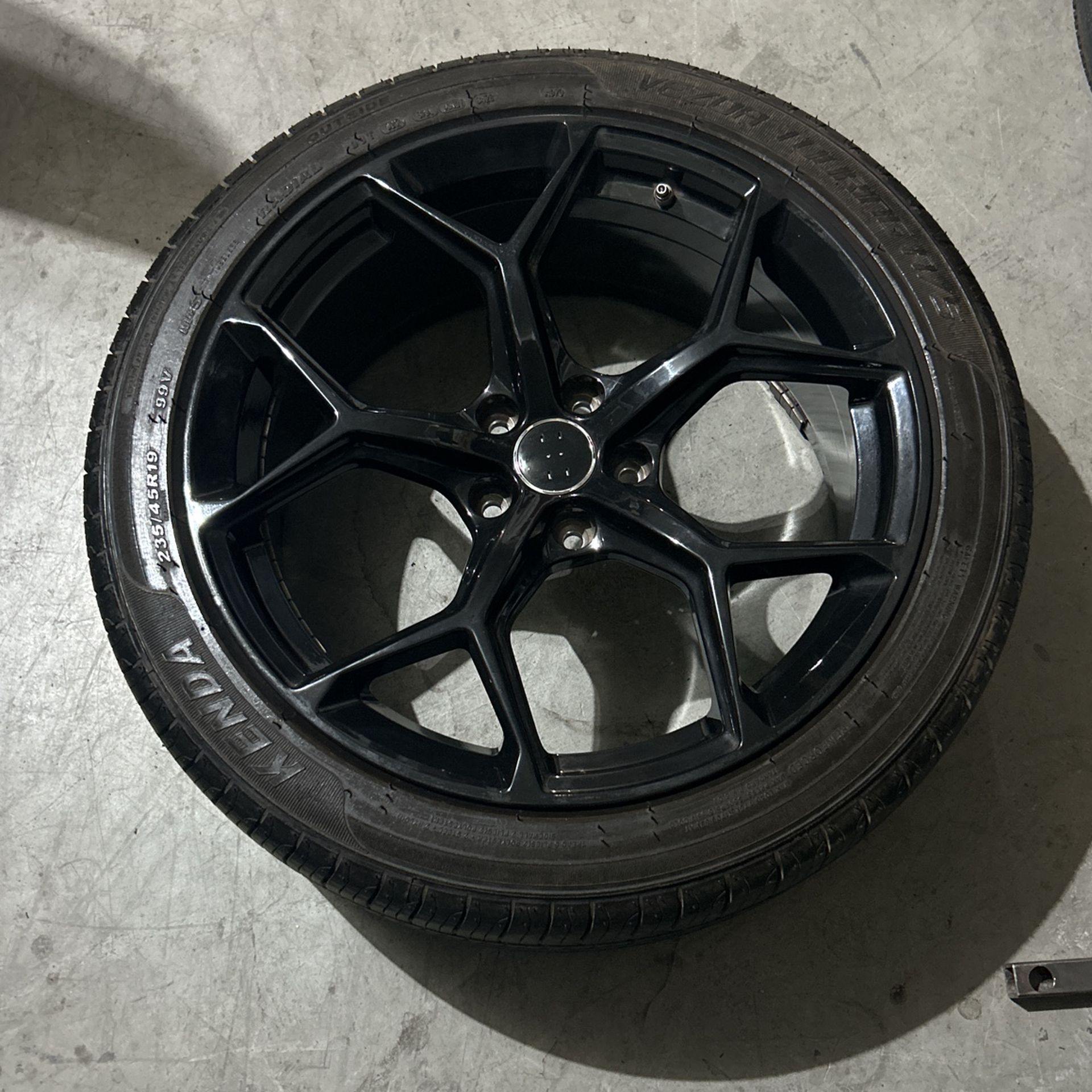 4 Rims And Tire / 235/45R19