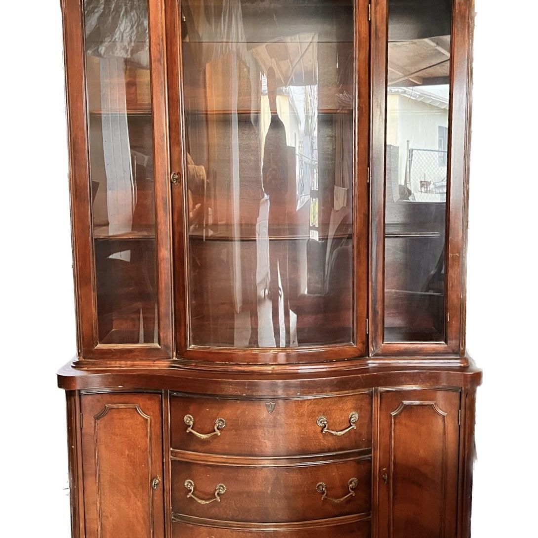 Antique China Cabinet, Duncan Phyfe 1940’s Excellent Condition!