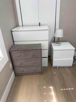 Bedroom furniture set