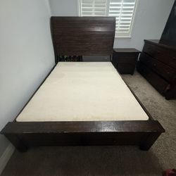 Queen S Bedroom Set With Dresser And Nightstand