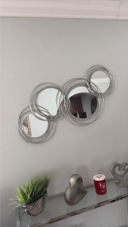 BEAUTIFUL WALL MIRROR 2’x3’
