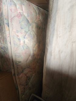 QUEEN MATTRESS AND BOTTOM BASE