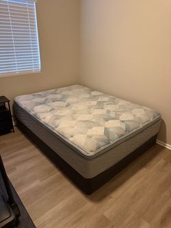 Simmons BeautySleep Cave Creek Queen Mattress with Base
