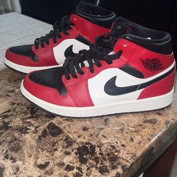 Air jordan 1 Mid ‘chicago black toe’