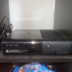 Xbox 360 S with Four Controllers And 15 Games