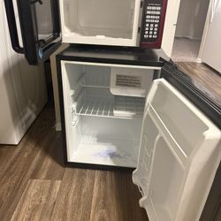 Mini Fridge + Microwave Bundle – Great for Dorm or Office  Price: $90 for both (Negotiable)