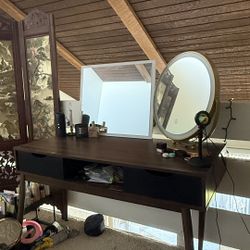 wooden desk 
