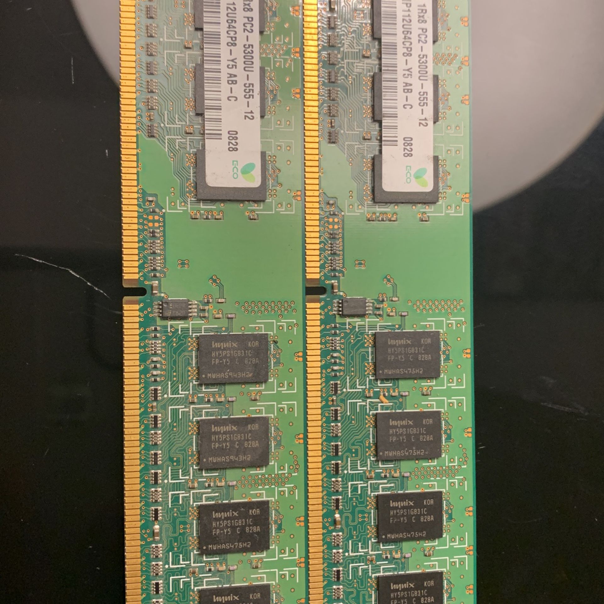 2 Hynix 1gb Desktop Memory (1Rx8 PC2-5300U-555-12)