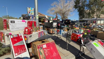 venta de yarda 🔥 holiday decor, Christmas ornaments yard sale