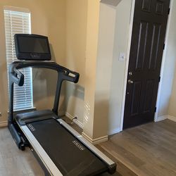 Matrix treadmill with screen