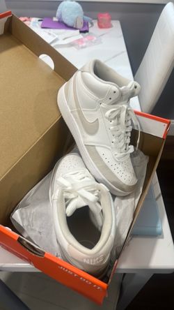 Like NEW nike court sneakers