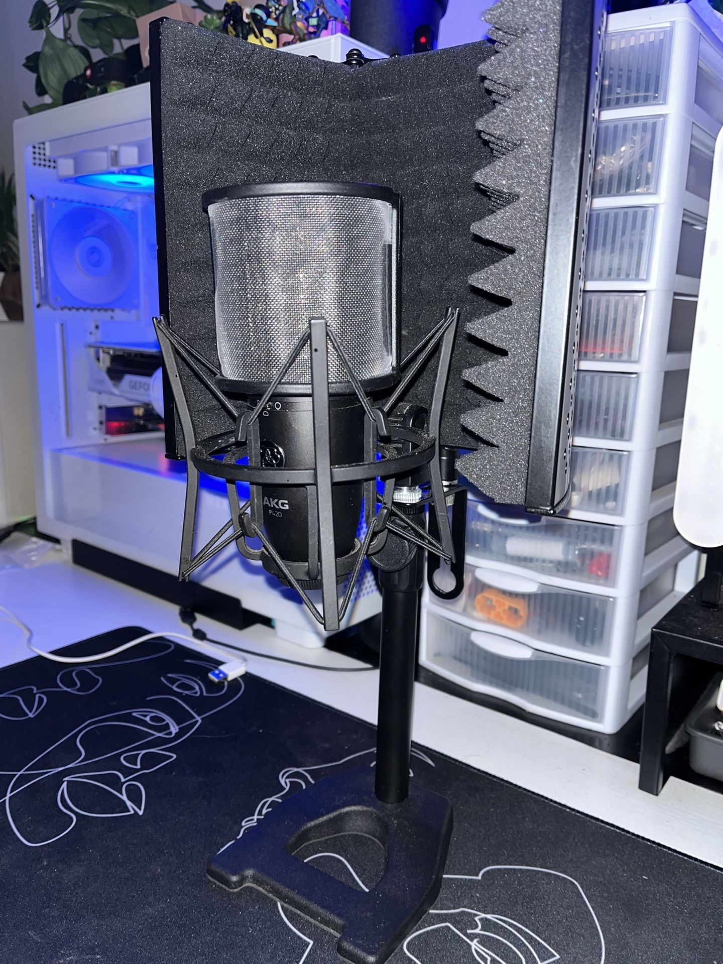 AKG P42 / Pop filter/ Mic Stand / acoustic shield