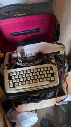Vintage Royal Quiet Deluxe Portable Typewriter – Made in Holland, with Case
