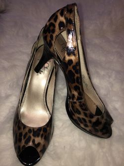 9.5 WMS cheetah print heels