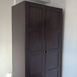 Closet with  3 pull out drawers