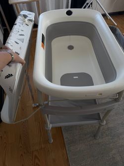 Changing Table And Baby Bath 2in1; Plus Babe Bed