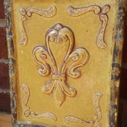 BRAND NEW CERAMIC FLEUR DE LIS DECORATIVE PIECE 