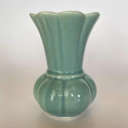Camark Pottery Medium Matte Green Fluted Bud Vase 4In 1930's Vintage