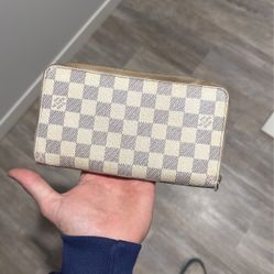 LV women’s wallet 