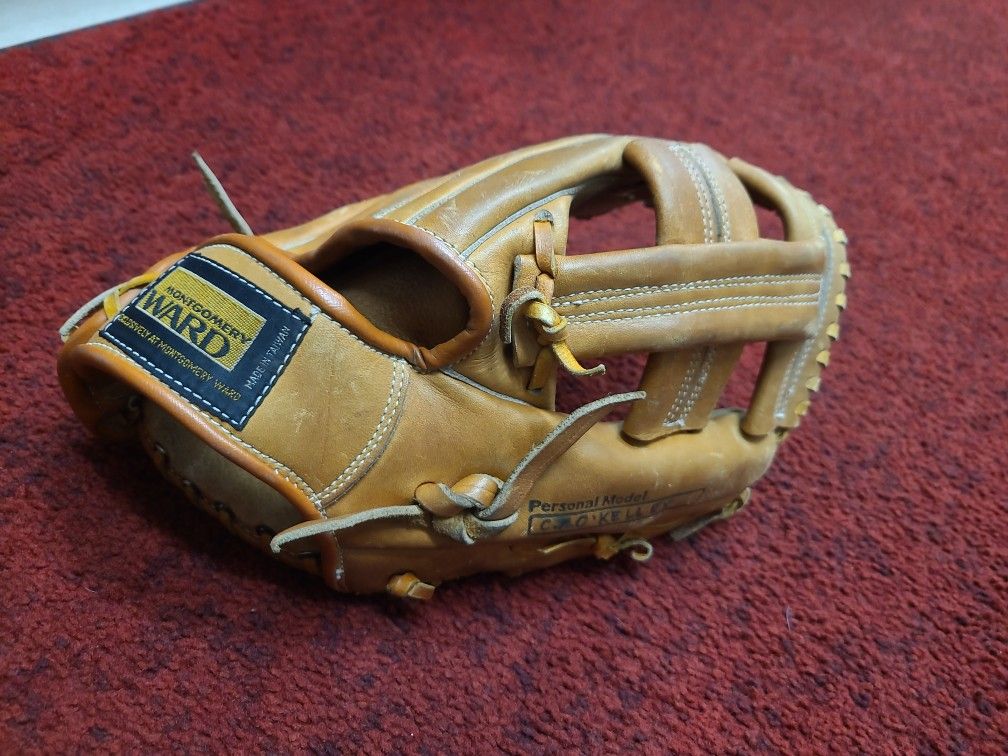 Vintage Montgomery Wards Left Hand Baseball Glove