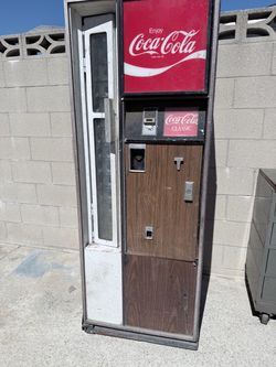 Vintage Coca-Cola Classic Vending Machine