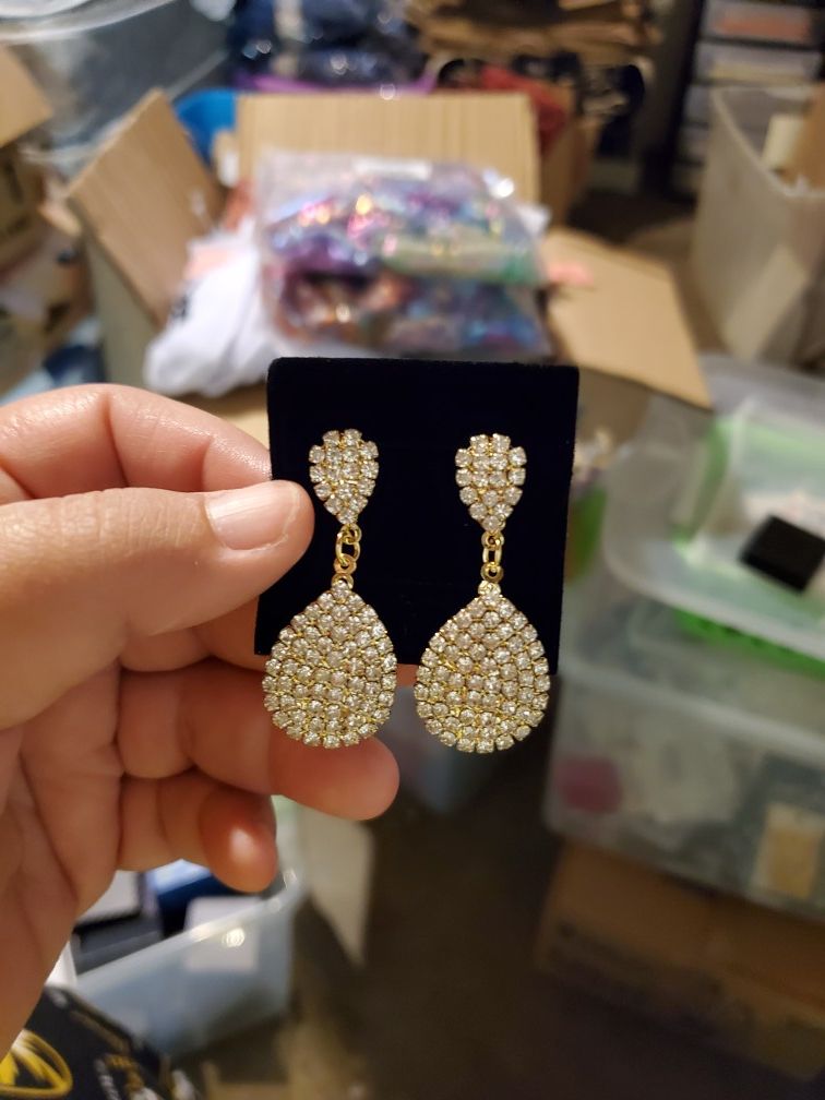 drop earrings