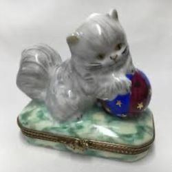 Limoges Peint Main Pierre Arquie France Cat With Ball Trinket Box Hidden Mouse