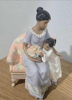 Porcelain/Ceramic Figurine Mother and Daughter Flower Bouquet