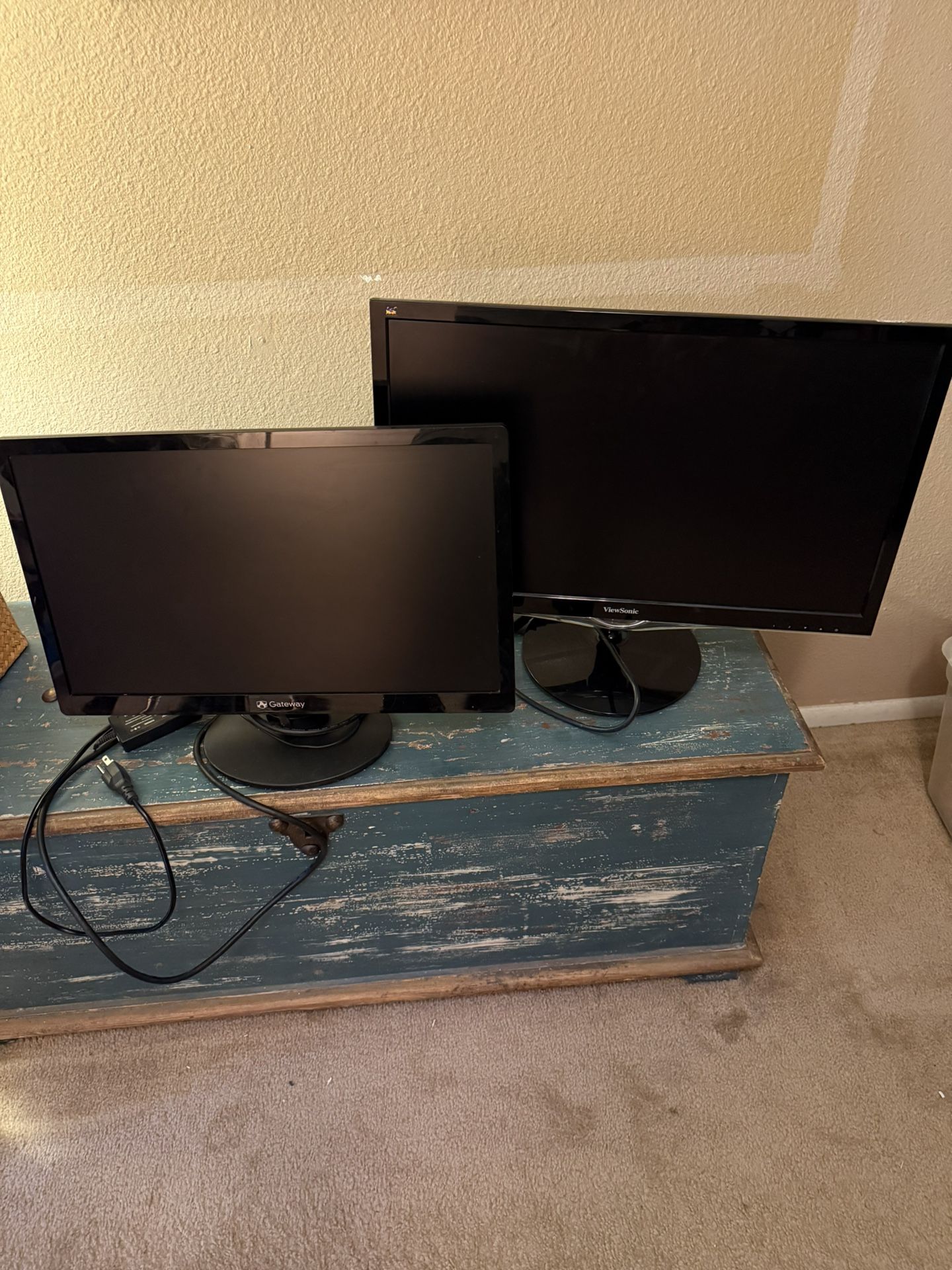 2for1 LCD Monitors: 24” ViewSonic + 21” Gateway