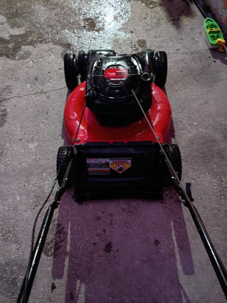 POWERFUL 6.7HP EASY START YARD MACHINE PUSH MOWER. SHARP BLADE, QUICK WELL ADJUST, AUTO CHOKE, WORKS GREAT