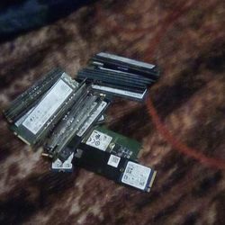 ( Laptop ) 25 pieces 256gb SSD NVMe hard drives
| Fully tested | [
Clean wipe

Mix brands ]