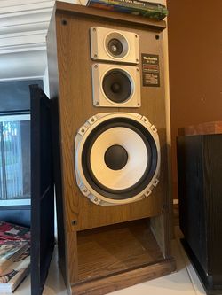 One vintage Technics SB-2760 3-way speaker system with a wood-grain vinyl cabinet and a bottom bass port slot.
