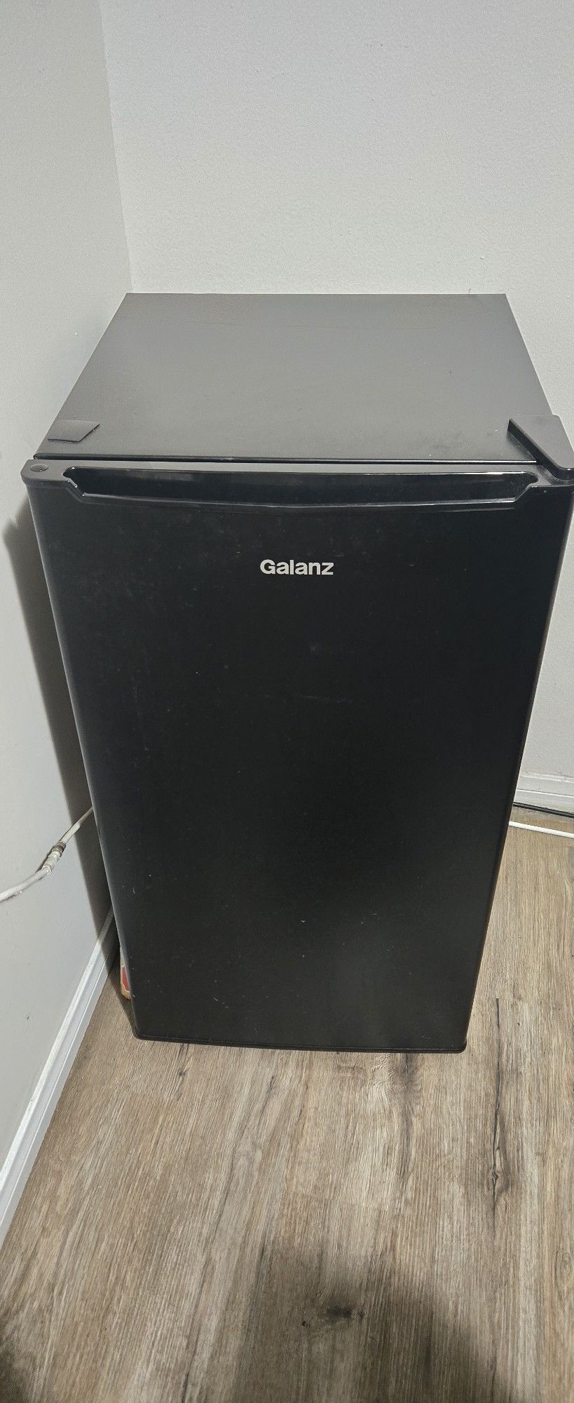 Galanz 3.3 Cu ft One Door Mini Fridge, Black Estar