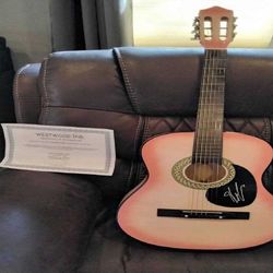 Acoustic Guitar - Rich Sound and Timeless Style find attention