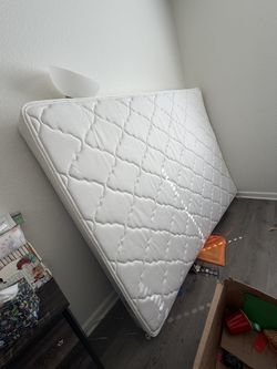 Very Clean! NO Stains! Smoke free/ Pet Free  Guest Queen Bed