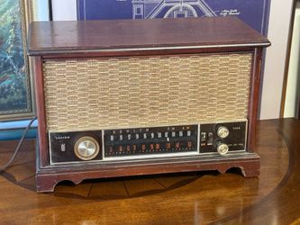 Vintage MCM Zenith AM/FM tube radio 1963