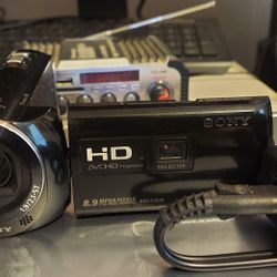 sony pj 230 HD Camcorder 2 batteries built in hard drive built in projecter