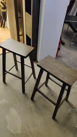 2 bar stools