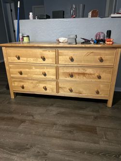 6 Drawer Dresser w/Mirror.