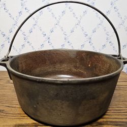 Vintage 10" Cast Iron 5 QT. Dutch Oven Pot with Bail Handle