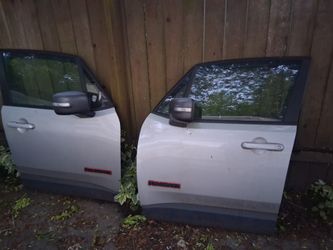 2016 2017 Jeep Renegade Front door left Driver's side Right passenger side