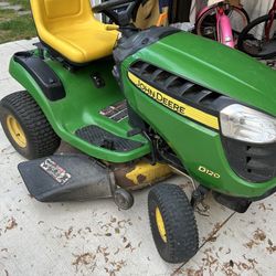 John Deere Lawn Tractor