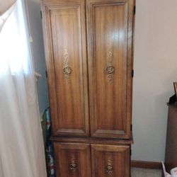 Singer Sewing Machine+Wood Cabinet