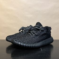 YEEZY 350 PIRATE BLACK SIZE 5M