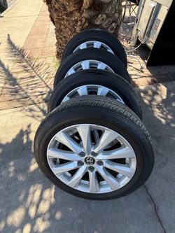 2019 Toyota Camry wheels and tires