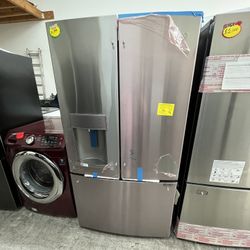 NEW GE STAINLESS STEEL FRENCH DOOR REFRIGERATOR WITH ICE AND WATER DISPENSER